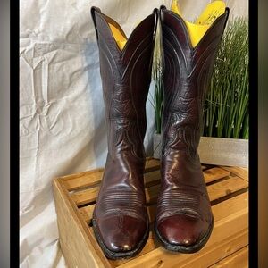 Lucchese Vintage "The Gavin" Goat Leather Black Cherry Boots. Size 10D
